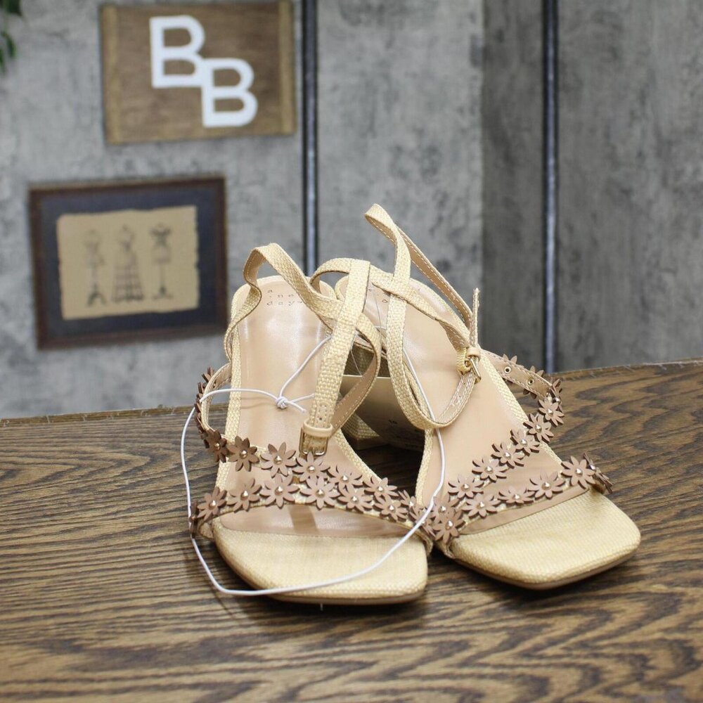 Women's Floral Strap Block Heel Sandal - Beige - Picture 4 of 7